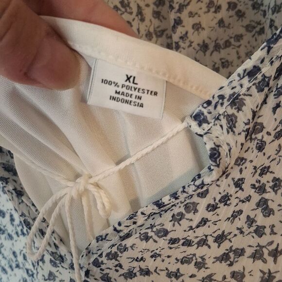 Liz Claiborne Blue Patterned Sleeveless Blouse size XL - Picture 3 of 6